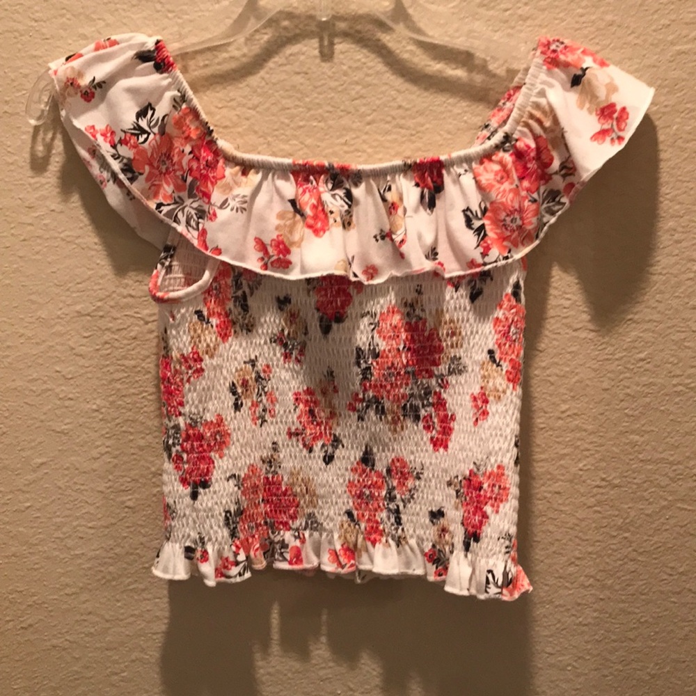 Super cute off the shoulder floral crop top!!